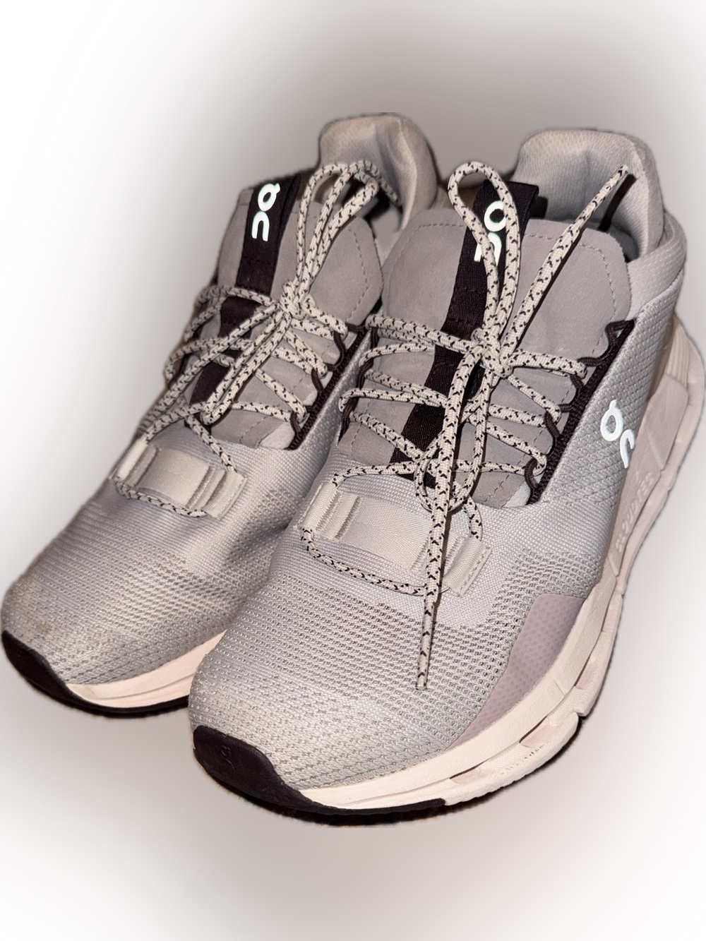 On Running Women's Light Gray / Pink Athletic Sneakers
